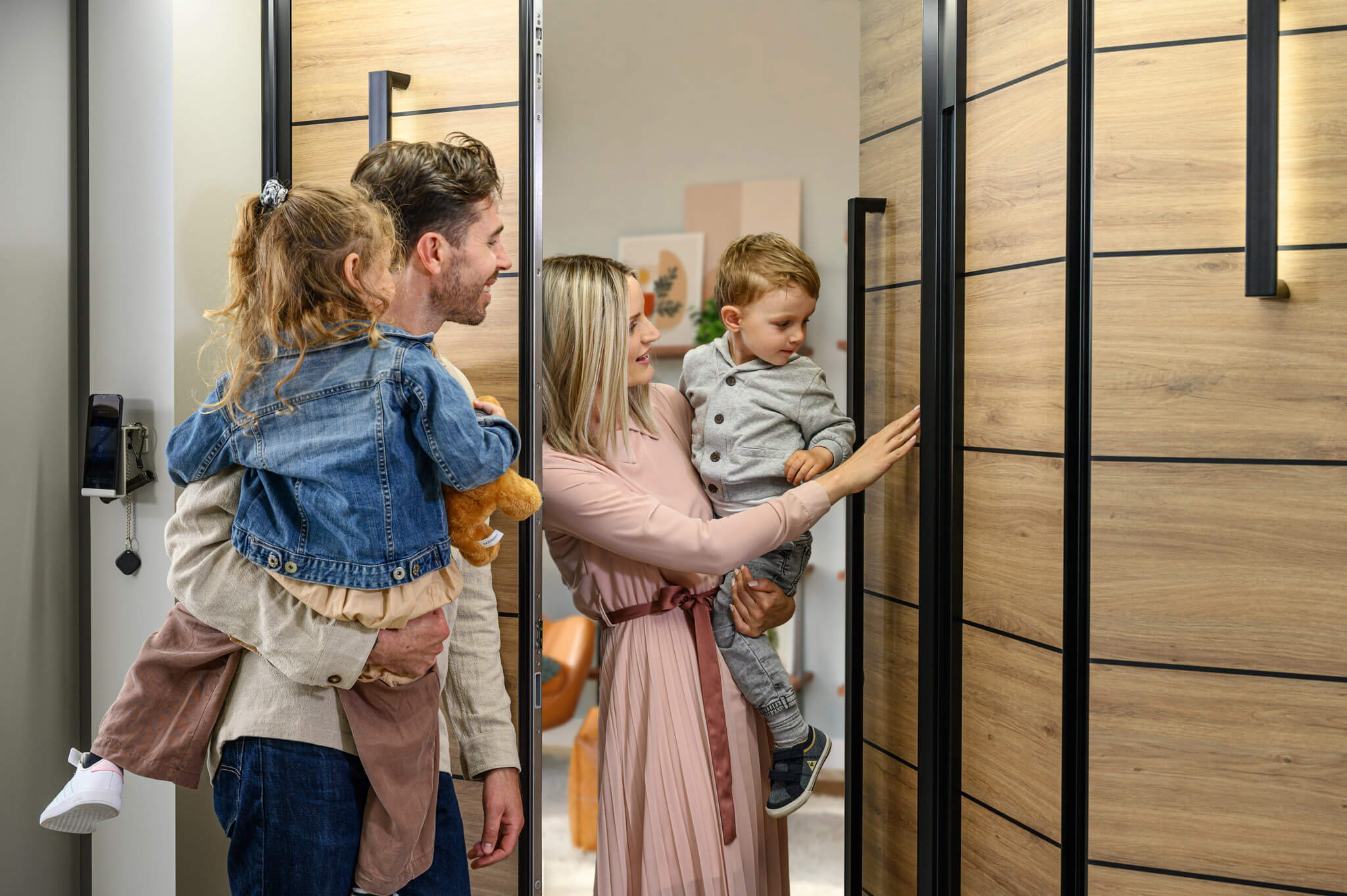 Haustür mit Glas-Elementen und Fingerprint-Sensor